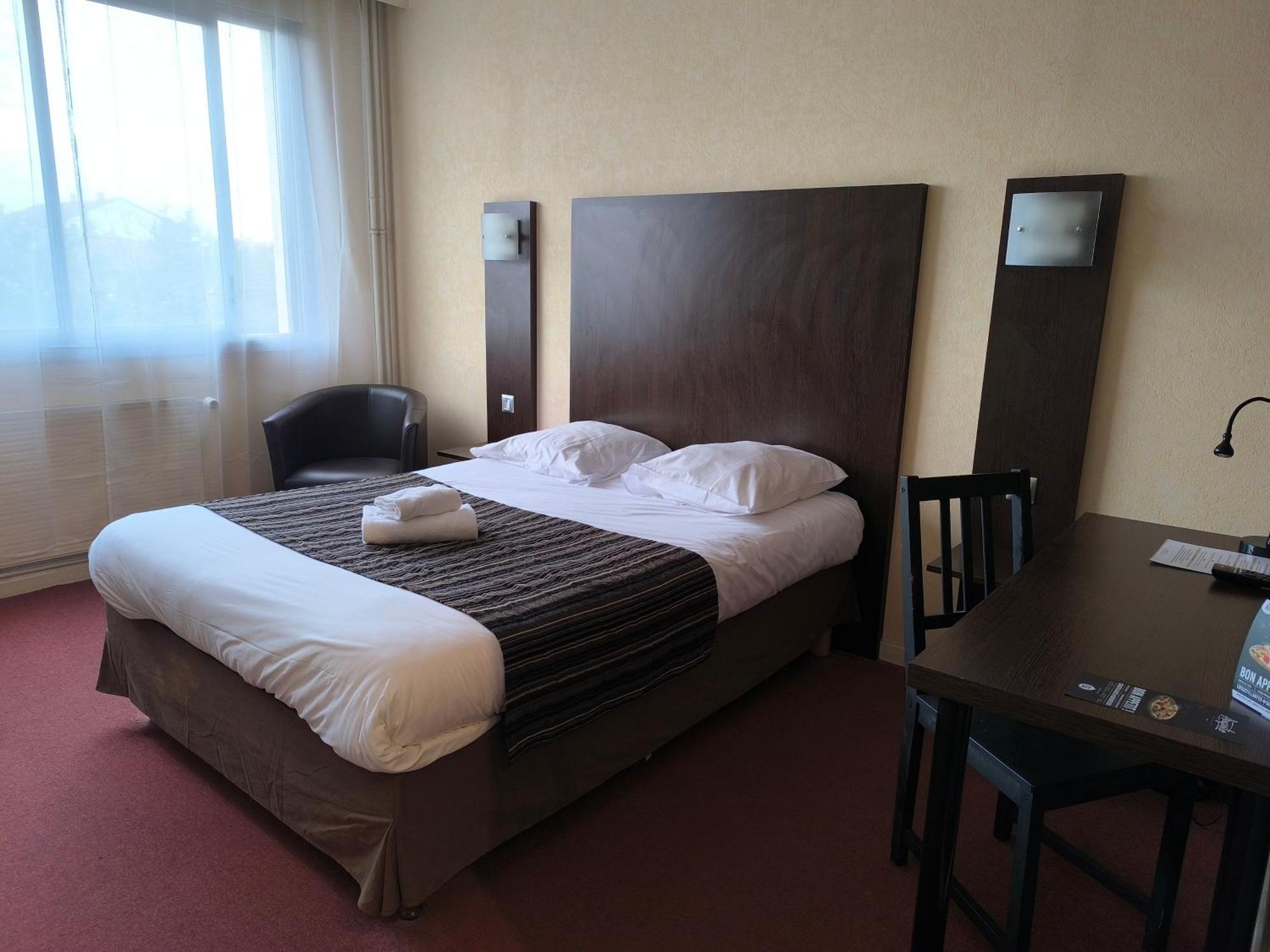 Adonis Lyon Est Hotel Artys Saint-Priest-en-Jarez Exterior photo