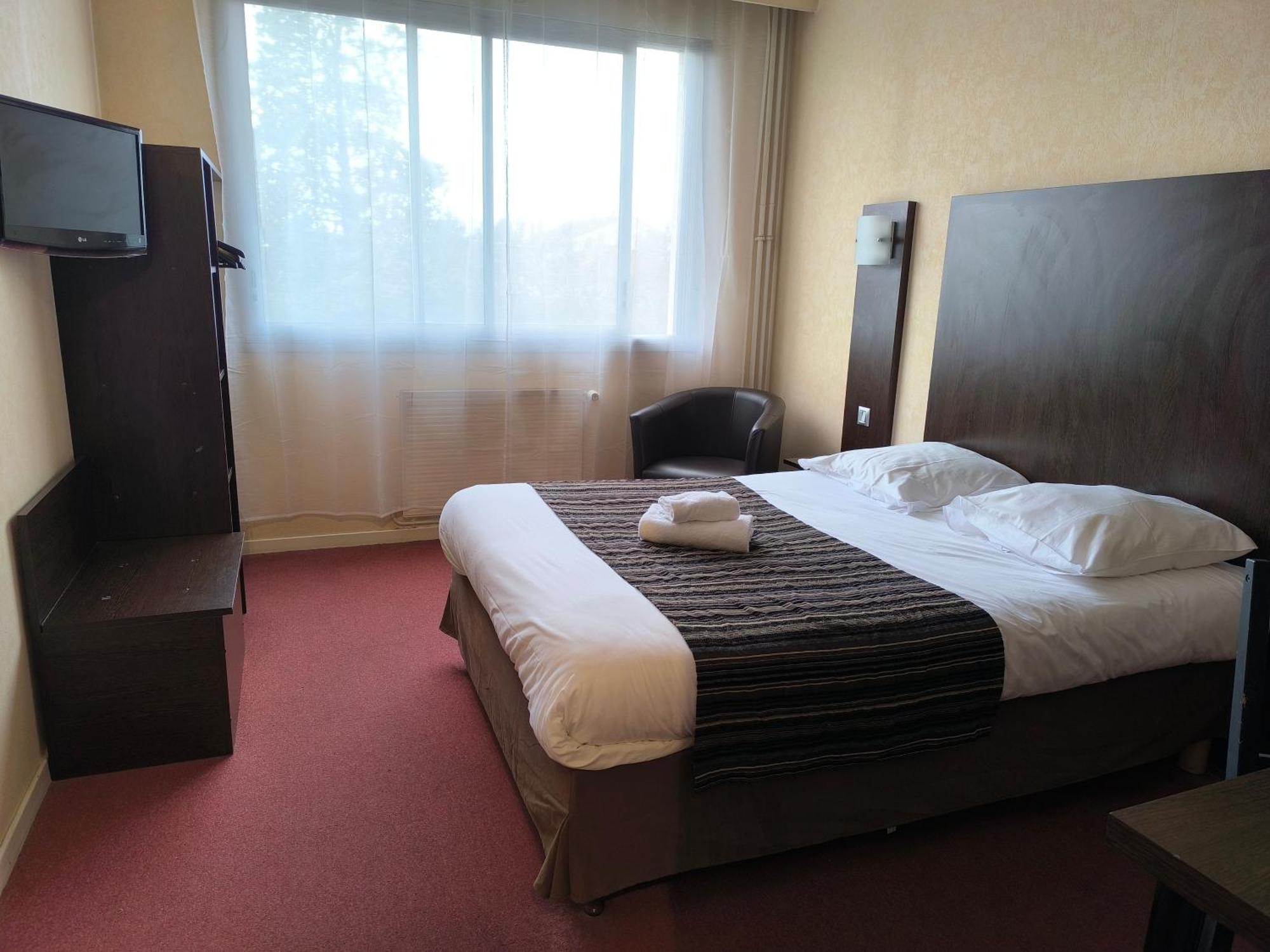 Adonis Lyon Est Hotel Artys Saint-Priest-en-Jarez Exterior photo