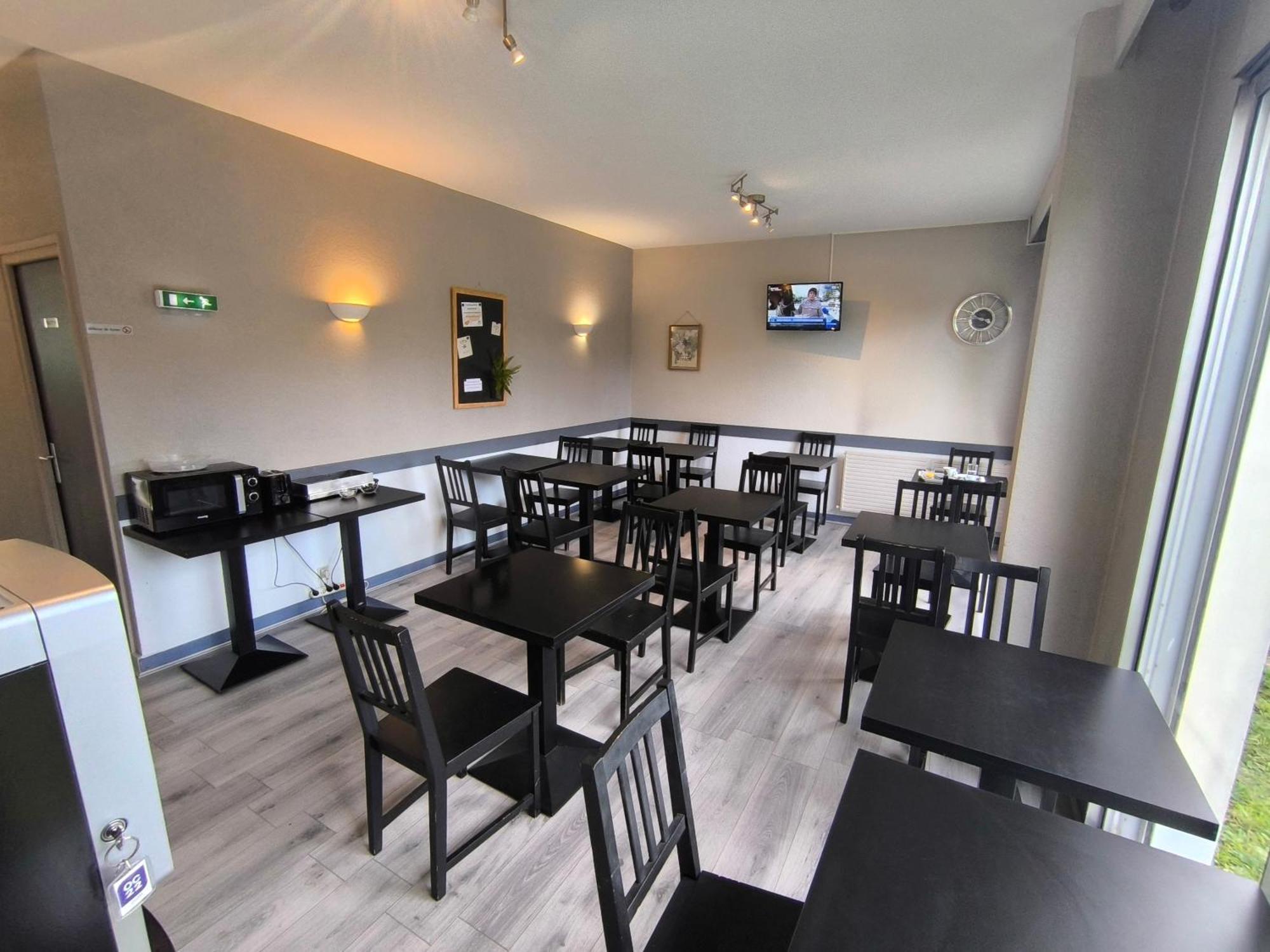 Adonis Lyon Est Hotel Artys Saint-Priest-en-Jarez Exterior photo