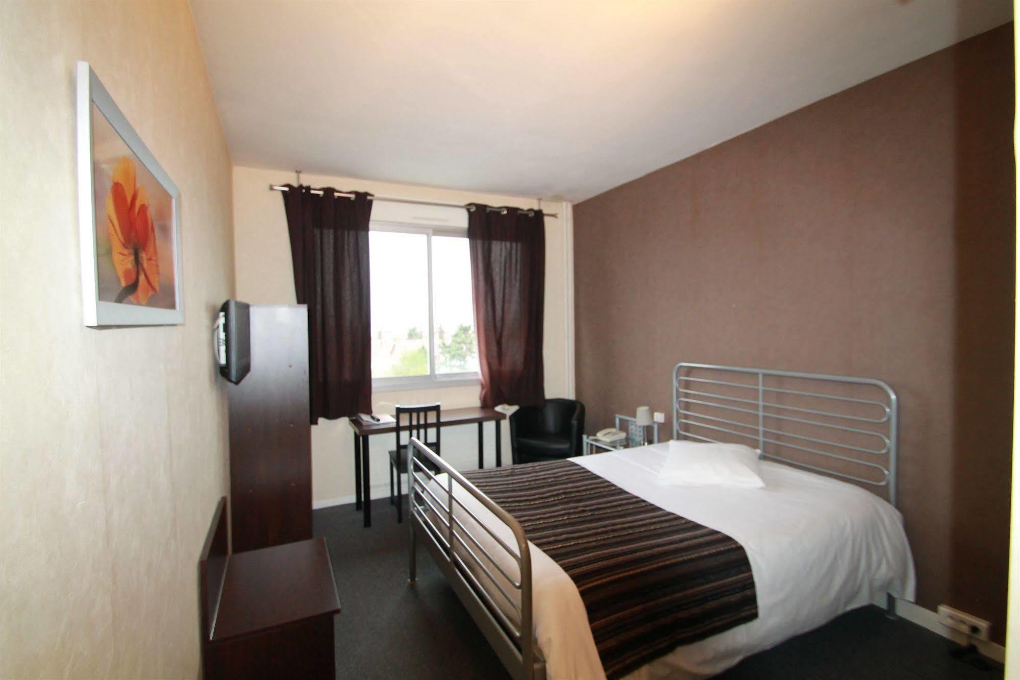 Adonis Lyon Est Hotel Artys Saint-Priest-en-Jarez Exterior photo